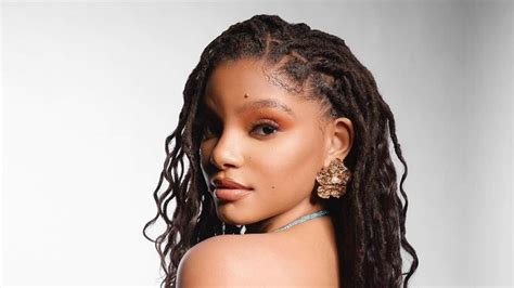 Halle Bailey shows off real bikini body as she enjoys tropical。